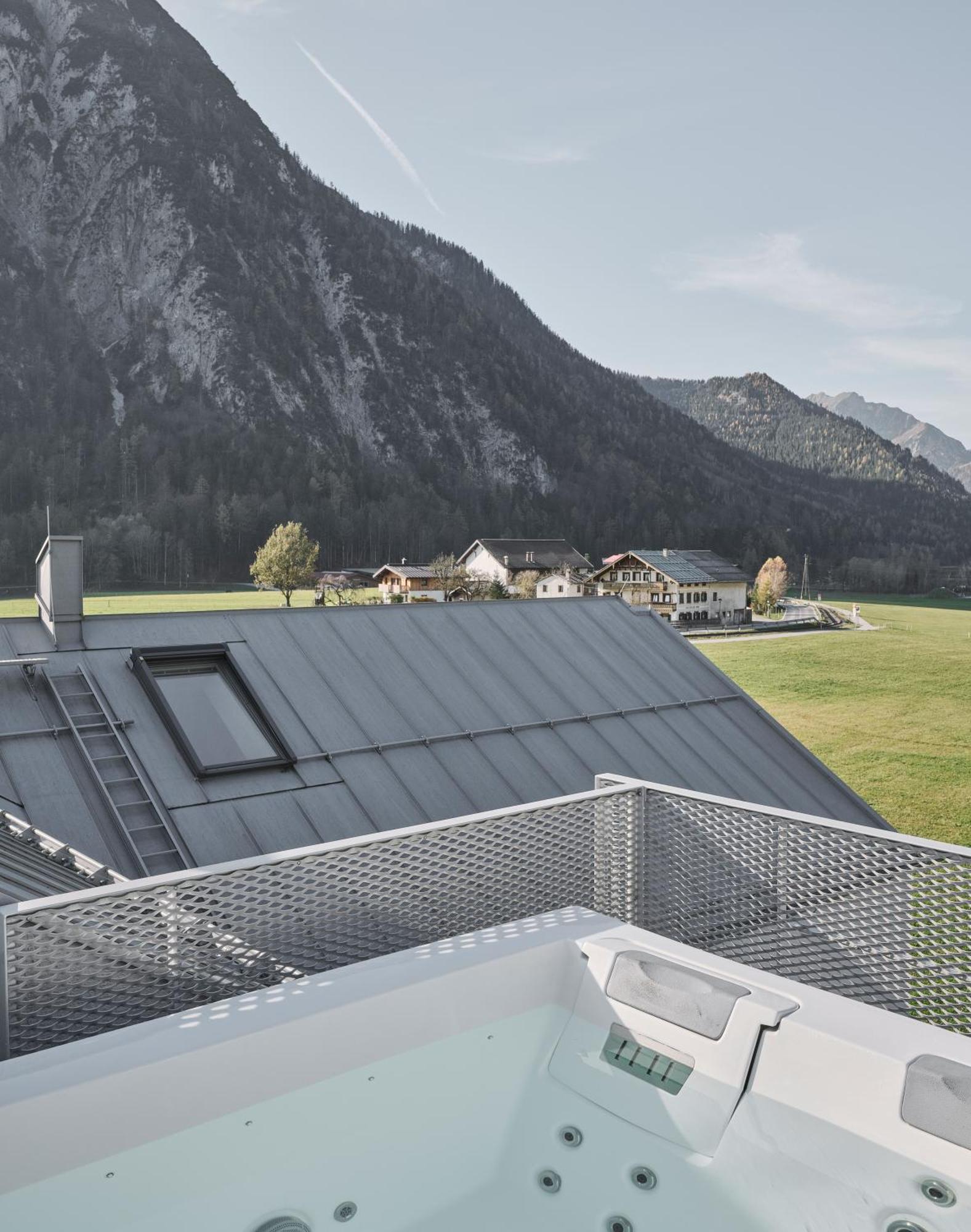 Urban Alpine Penthouse With Lake View Maurach  Extérieur photo